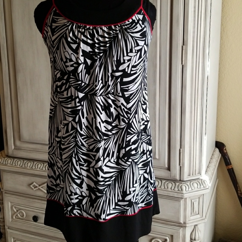 Black and white sleeveless flowy dress